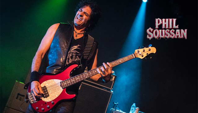 PHIL SOUSSAN interpreta ‘Shot In The Dark’ desde las vegas